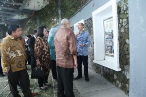 Melihat candi kuno