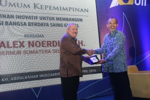 Memberikan cendramata kpd rektor uii